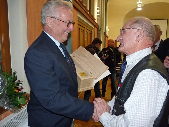 Ehrengabe erhalten (Foto: Karl-Heinz Herrmann) Ehrengabe erhalten (Foto: Karl-Heinz Herrmann)