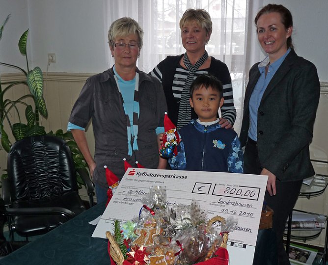 Spende &uuml;bergeben (Foto: Karl-Heinz Herrmann)