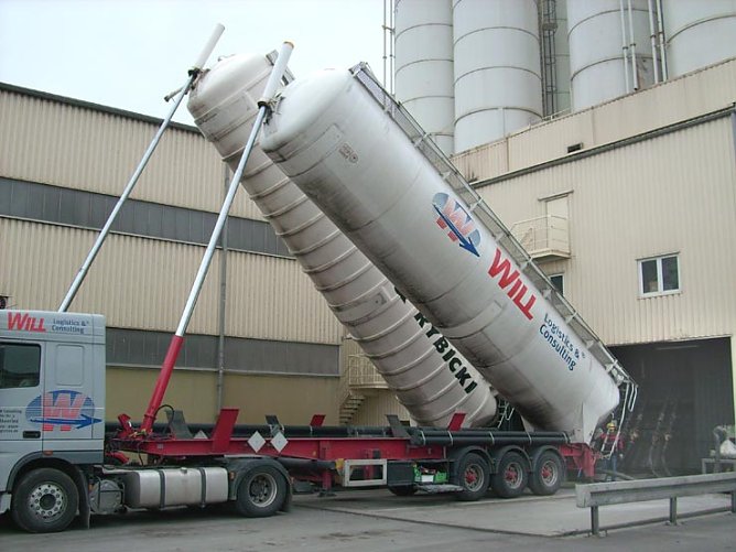 LKW Entladung von Filterstaub (Foto: Karl-Heinz Herrmann) LKW Entladung von Filterstaub (Foto: Karl-Heinz Herrmann)