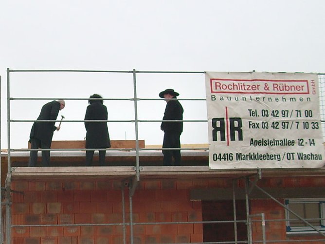 Richtfest Finneck-Stiftung Artern - Einschlagen der N&auml;gel (Foto: Karl-Heinz Herrmann)