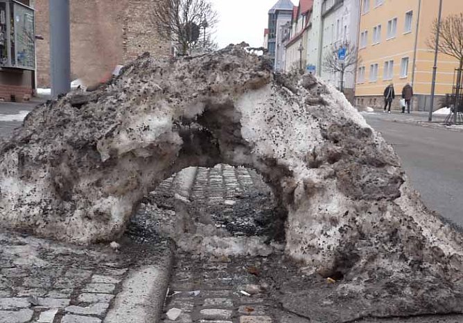 Schneebrücke in Sondershausen (Foto: Karl-Heinz Herrmann) Schneebrücke in Sondershausen (Foto: Karl-Heinz Herrmann)