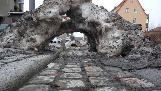 Schneebrücke in Sondershausen (Foto: Karl-Heinz Herrmann) Schneebrücke in Sondershausen (Foto: Karl-Heinz Herrmann)