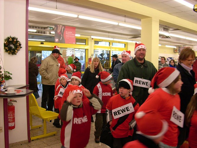 Erstürmung des REWE-Markts (Foto: Karl-Heinz Herrmann) Erstürmung des REWE-Markts (Foto: Karl-Heinz Herrmann)