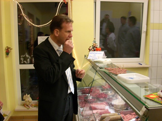 Minsterpr&auml;sident Althaus beim Verkosten (Foto: Karl-Heinz Herrmann)