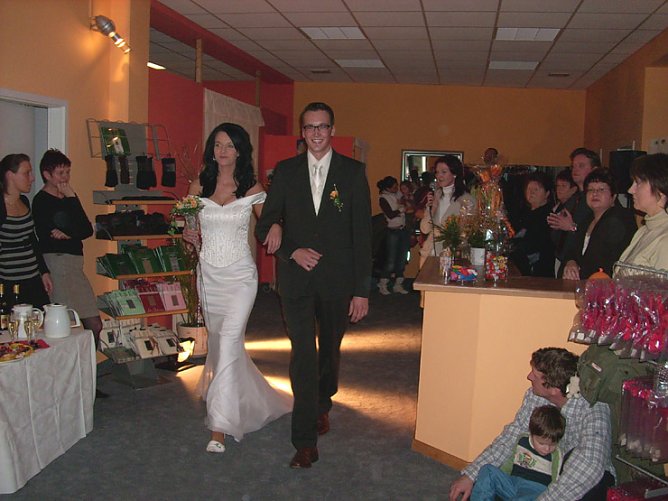 Modenschau bei Geschäftseröffnung (Foto: Karl-Heinz Herrmann) Modenschau bei Geschäftseröffnung (Foto: Karl-Heinz Herrmann)