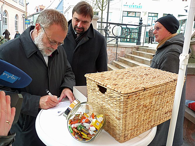 Unterschriftenaktion begonnen  (Foto: Karl-Heinz Herrmann)