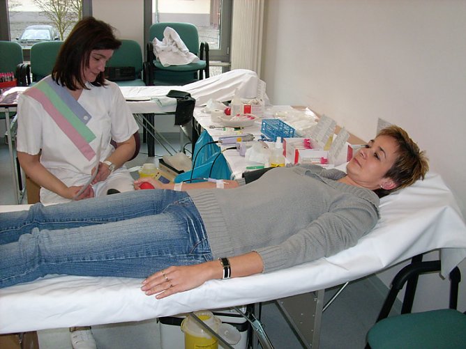 Mitarbeiterin bei der Blutspende Vorort im Landratsamt Sondershausen (Foto: Karl-Heinz Herrmann)