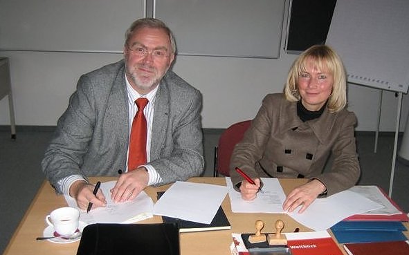 Unterzeichnung des Vertrages (Foto: kyf) Unterzeichnung des Vertrages (Foto: kyf)