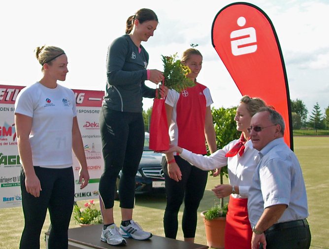 Siegerehrung (Foto: Karl-Heinz Herrmann) Siegerehrung (Foto: Karl-Heinz Herrmann)