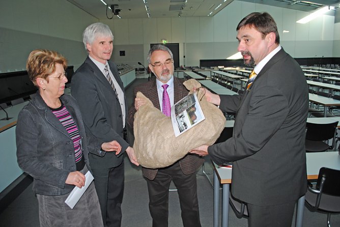 Unterschriften &uuml;bergaben (Foto: CDU Sondershausen)