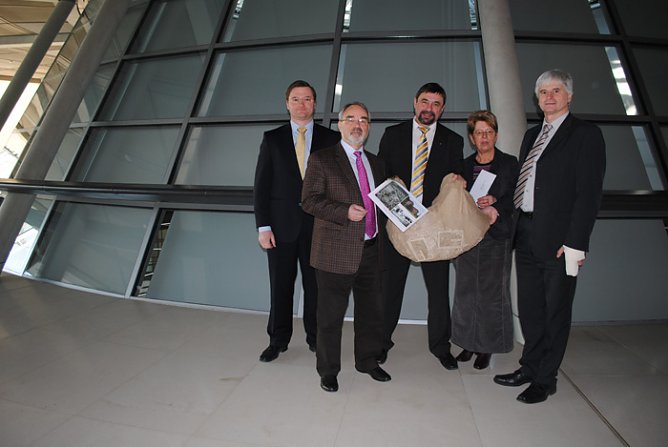 Unterschriften &uuml;bergaben (Foto: Karl-Heinz Herrmann)