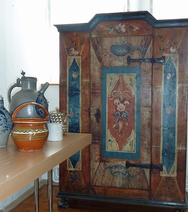 Bild: Bunt bemalt und fein gestickt�