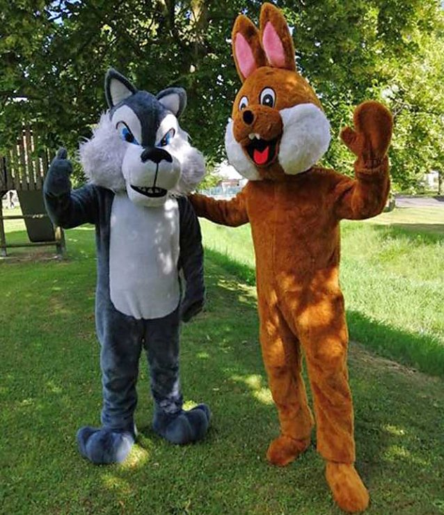 Bild: Strohspielplatz mit Wolf und Hase