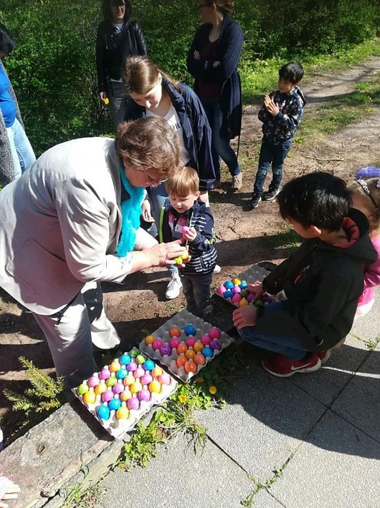 Bild: Ostereier im Pfarrgarten