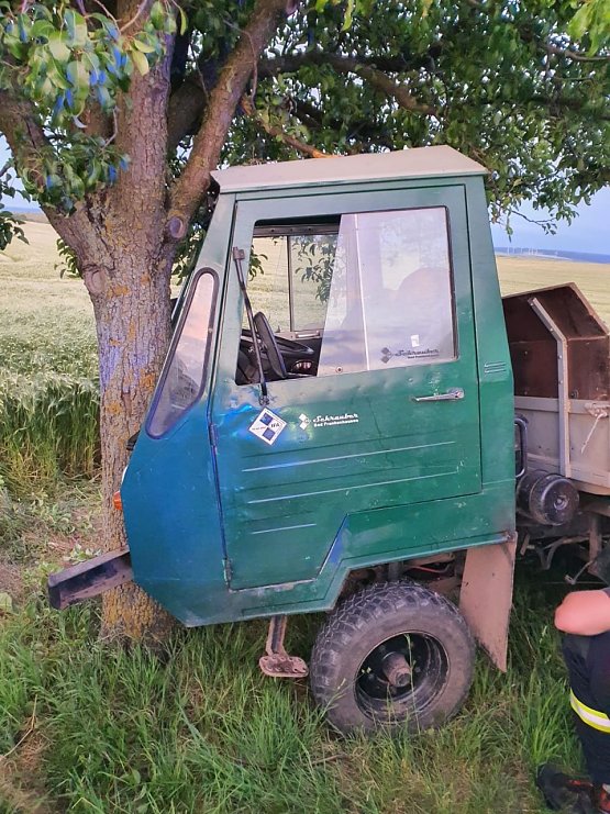 Bild: Mit &uuml;ber zwei Promille gegen einen Baum gekracht