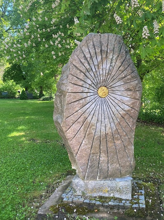 Bild: Ein besonderer Stein auf dem Friedhof