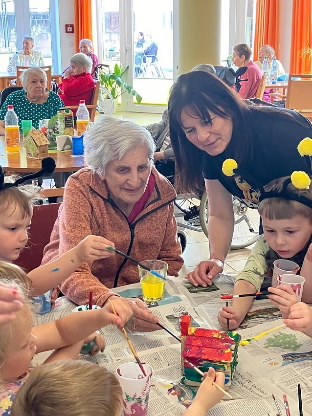 Bild: Jung und alt bauen ein Insektenhotel - Haus Wilma und die Kindervilla-Kinder aus Bad Frankenhausen