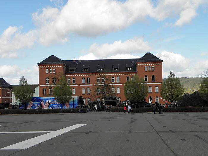 Offene T&uuml;r bei Bundeswehr