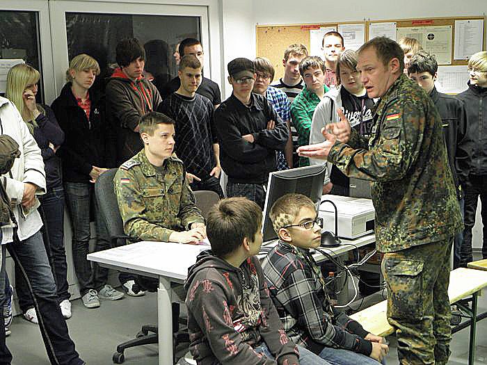 Offene T&uuml;r bei Bundeswehr