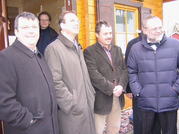 Im Gespr&auml;ch mit Ministerpr&auml;sident Althaus im Holzhandel Groppe 