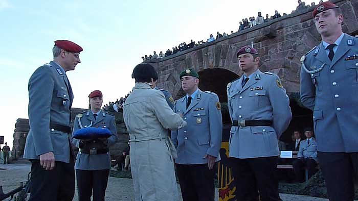 Ehrenmedaille &uuml;berreicht