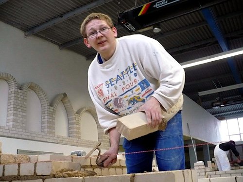 Lars Heiden vom G&uuml;llmaer-Bau Ro&szlig;leben beim Mauern