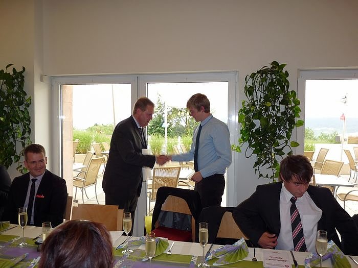 Zeugnis&uuml;bergabe