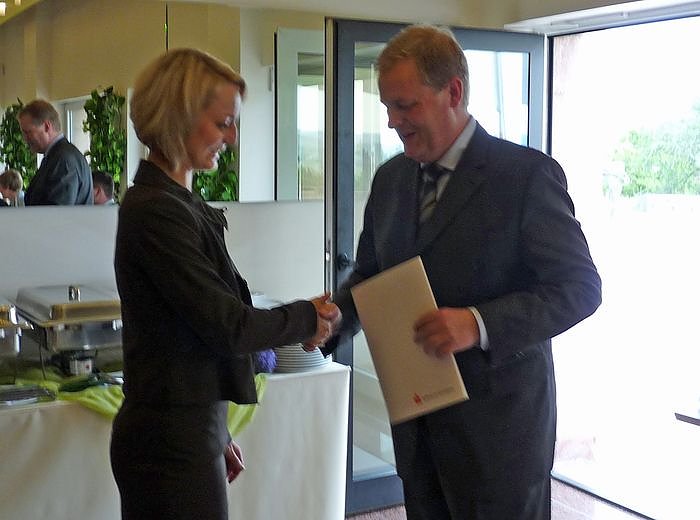 Zeugnis&uuml;bergabe