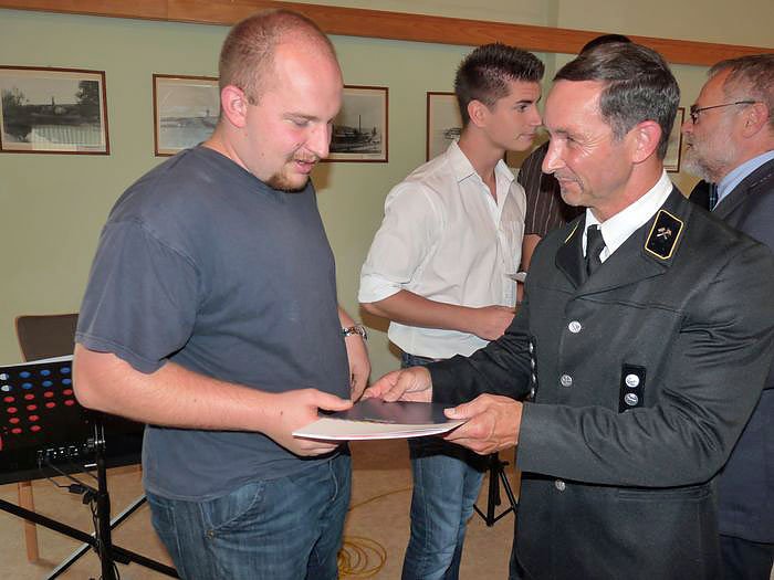 Zeugnisse &uuml;bergeben