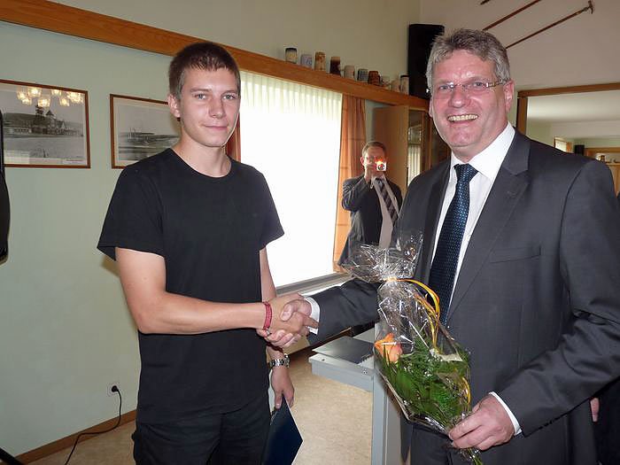 Zeugnisse &uuml;bergeben