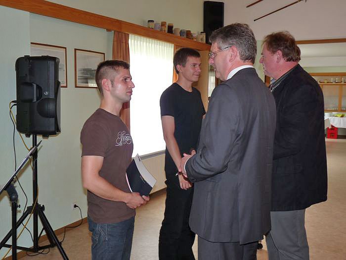 Zeugnisse &uuml;bergeben