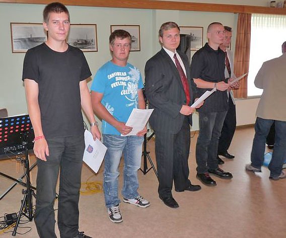 Zeugnisse &uuml;bergeben