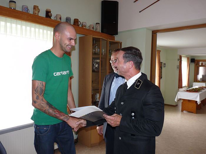 Zeugnisse &uuml;bergeben