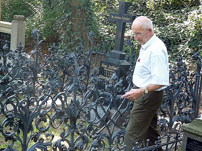 &Uuml;bergabe eines wertvollen Grabgitters