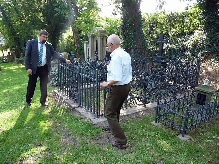 &Uuml;bergabe eines wertvollen Grabgitters