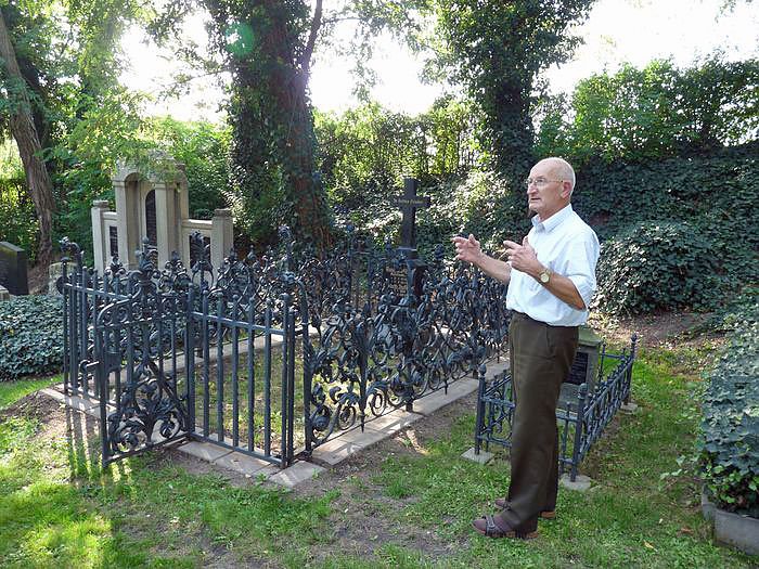 &Uuml;bergabe eines wertvollen Grabgitters