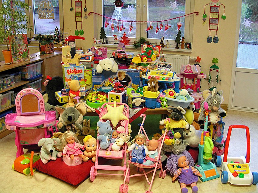 Spielzeugspende &uuml;bergeben