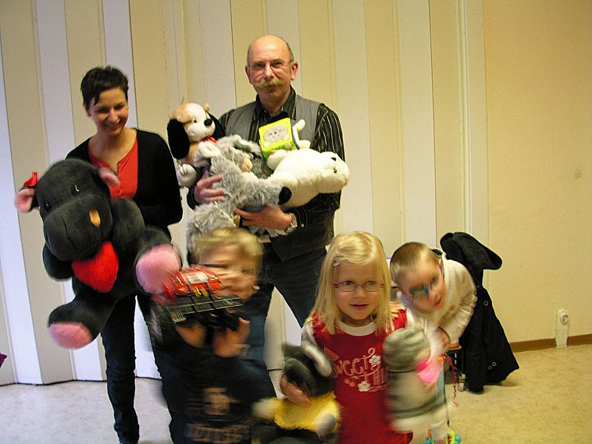 Spielzeugspende &uuml;bergeben