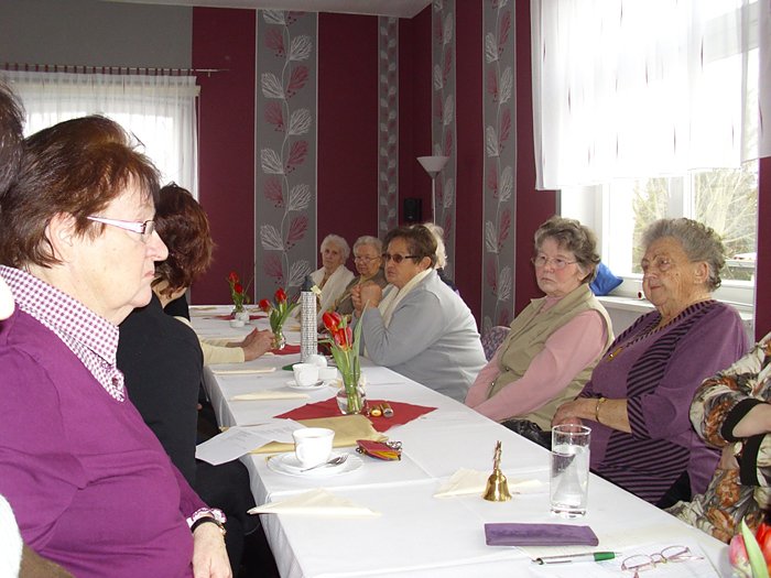 Senioren mit Stadtr&auml;ten im Gespr&auml;ch