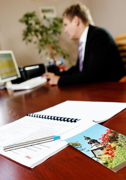 Ideen-Koffer wird &uuml;berreicht