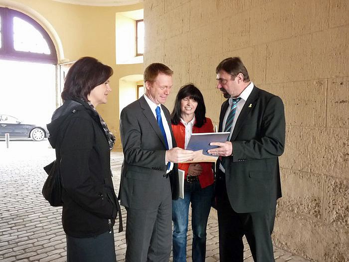 Matschie &uuml;bergibt F&ouml;rderbescheid