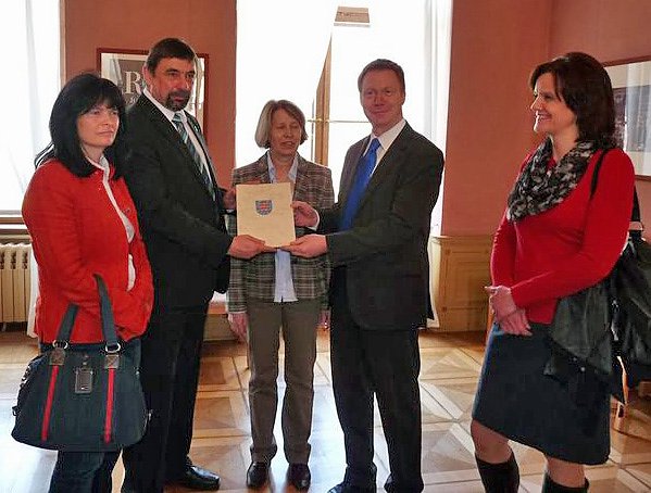 Matschie &uuml;bergibt F&ouml;rderbescheid