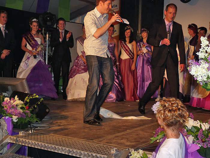 Die Wahl der Fliederk&ouml;nigin (1)