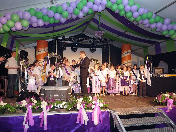 Die Wahl der Fliederk&ouml;nigin (1)