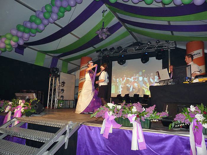 Die Wahl der Fliederk&ouml;nigin (1)