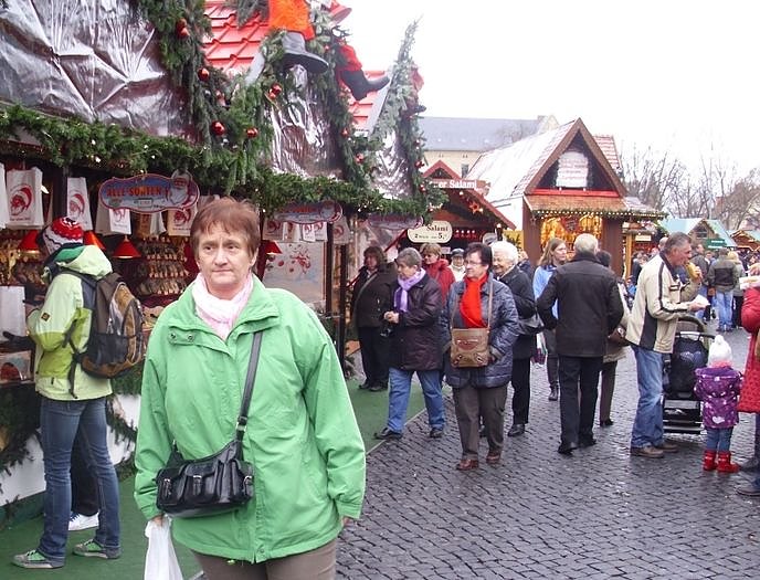 Senioren bummeln &uuml;ber Weihnachtsmarkt