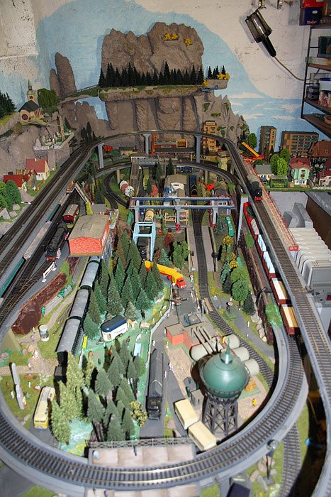 Sein Hobby ist die Modelleisenbahn