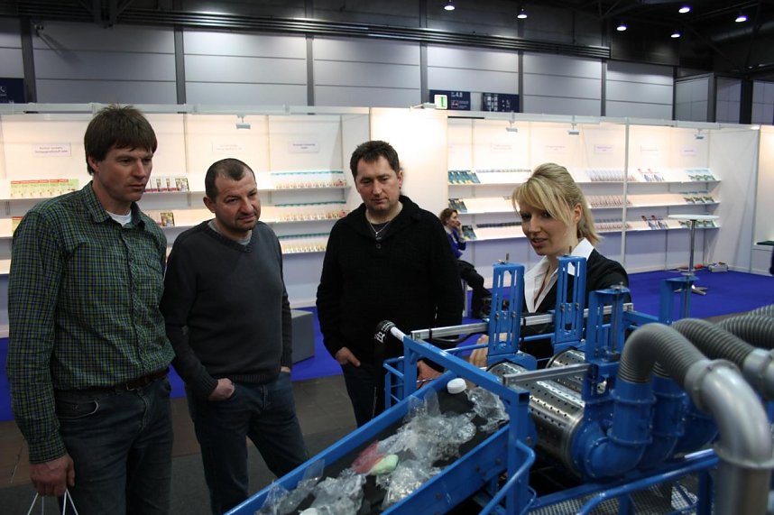 Die Experten der Fachhochschule Nordhausen erkl&auml;ren den Messebesuchern das Prinzip des Unterdrucktrenners