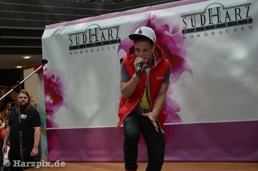 Luca H&auml;nni in der Galerie