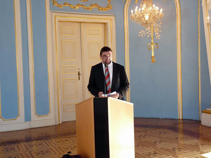 "Zwischen Prunk und Politik"